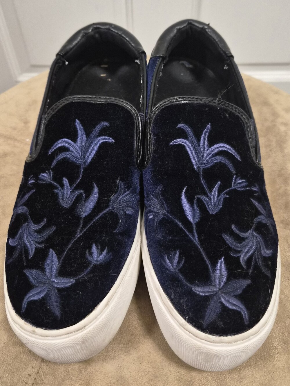 Kenneth Cole Alesy Women’s Blue Velvet Floral Embroidered Slip-On Flat US 7.5